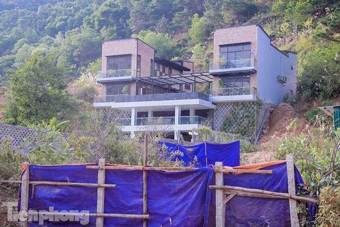 Công trình "tựa núi, nhìn hồ" trên đất rừng phòng hộ Sóc Sơn.