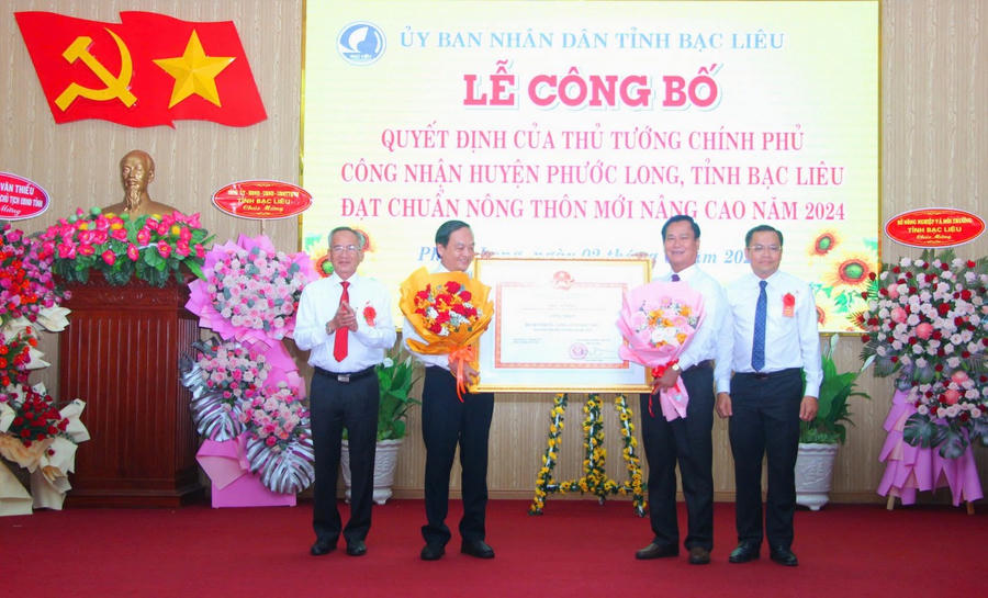 Ông Lữ Văn Hùng (bên trái) - Ủy viên BCH TW Đảng, Bí thư Tỉnh ủy, Chủ tịch HĐND tỉnh Bạc Liêu (Trưởng Đoàn ĐBQH) và ông Ngô Vũ Thăng - Phó Chủ tịch UBND tỉnh Bạc Liêu, trao Quyết định của Thủ tướng Chính phủ công nhận huyện Phước Long đạt chuẩn NTM nâng cao năm 2024.