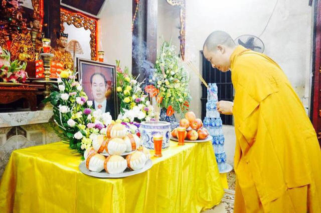 Theo nguyện vọng của gia đình Chủ tịch nước, khi đến lễ tang ông tại quê nhà không mang vòng hoa, miễn tiền phúng viếng, chấp điếu.