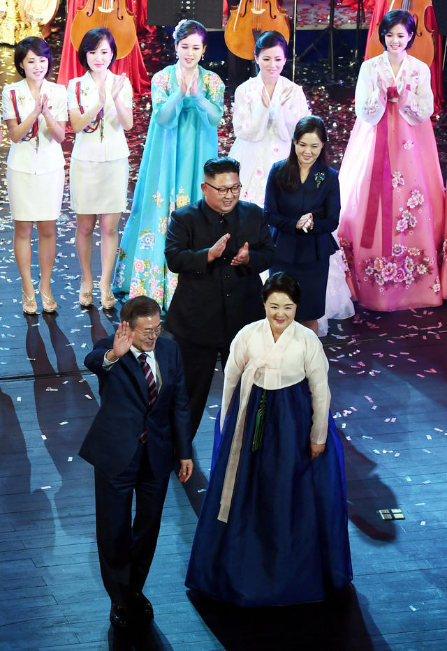 Đệ nhất phu nhân Hàn Quốc Kim Jung-sook đã chọn trang phục truyền thống khi xuất hiện cùng Tổng thống Moon Jae-in trong chương trình hòa nhạc.