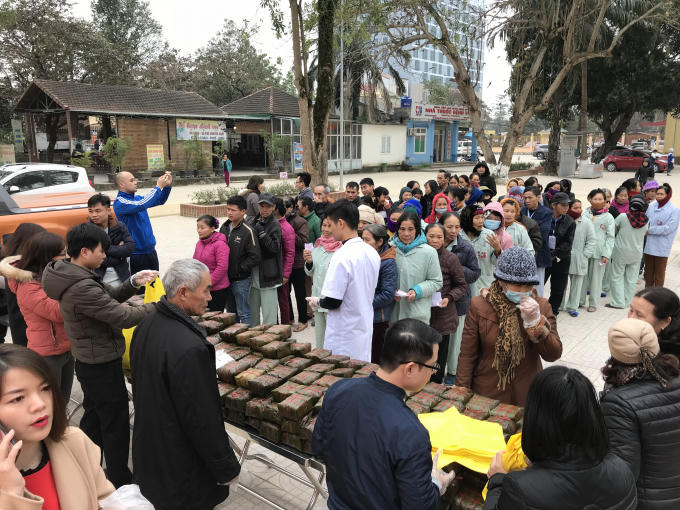 Hàng trăm bệnh nhân nghèo được nhận quà tết sớm từ chương trình "Xuân yêu thương" do công đoàn bệnh viện Ung bướu Nghệ An phối hợp cùng các nhà hảo tâm tổ chức.