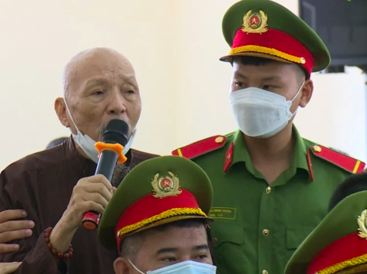 Bị cáo Lê Tùng Vân (93 tuổi, ngụ ấp Lập Thành, xã Hòa Khánh Tây, huyện Đức Hòa, Long An) sống nơi tự xưng Thiền am bên bờ vũ trụ sắp bị đưa ra xét xử tội loạn luân. Ảnh: T.L