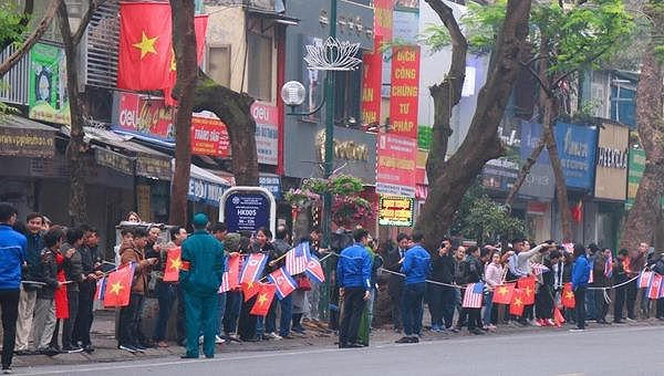 Hàng nghìn người Hà Nội đứng kín dọc nhiều tuyến phố háo hức chào đón đoàn xe của nhà lãnh đạo Triều Tiên.