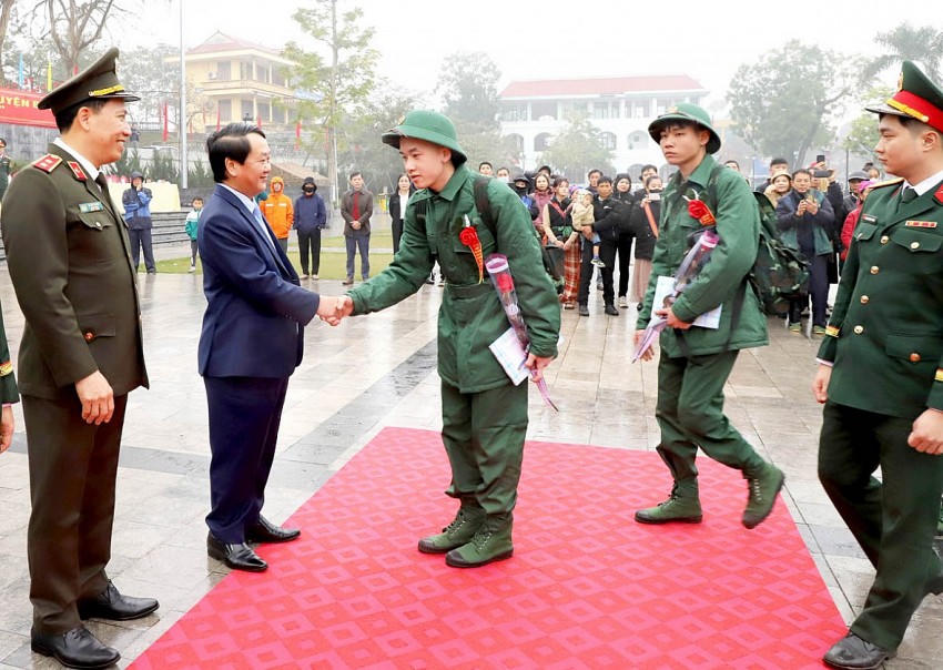 Bí thư Tỉnh ủy Hầu A Lềnh và Trung tướng Lê Văn Tuyến, Thứ trưởng Bộ Công an dự lễ giao nhận quân tại huyện Bắc Quang. (Ảnh: Báo Hà Giang).