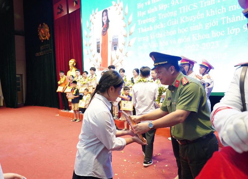 Đại tá Phạm Thanh Hùng, trao khen cho các em học sinh