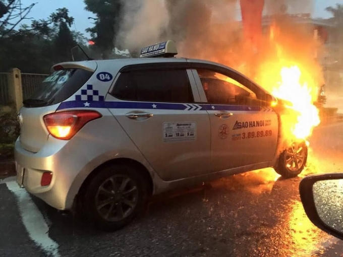 Chiếc taxi bốc cháy dữ dội.