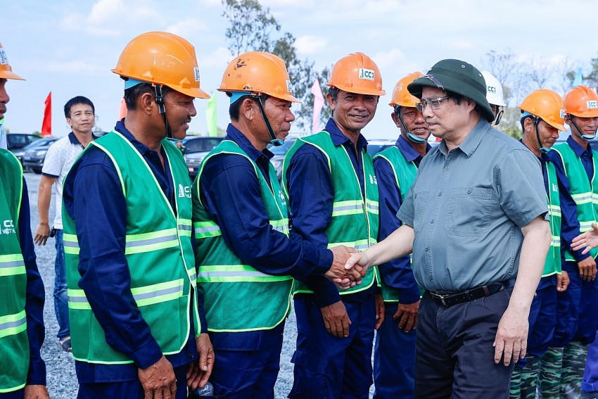 Thủ tướng động viên, thăm hỏi công nhân.