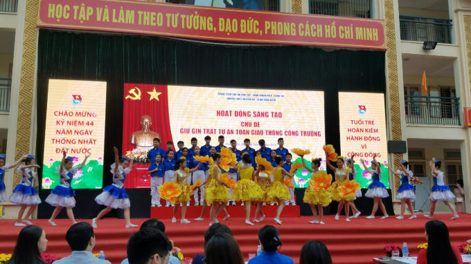 Chủ đề hoạt động sáng tạo giữ gìn trật tự an toàn giao thông cổng trường