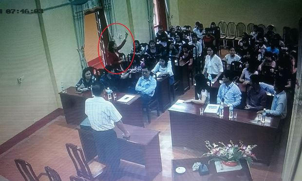 Cán bộ Trường Mầm non Bình Minh có ý kiến về những bất thường trong buổi lấy phiếu tín nhiệm. (Ảnh cắt từ clip)