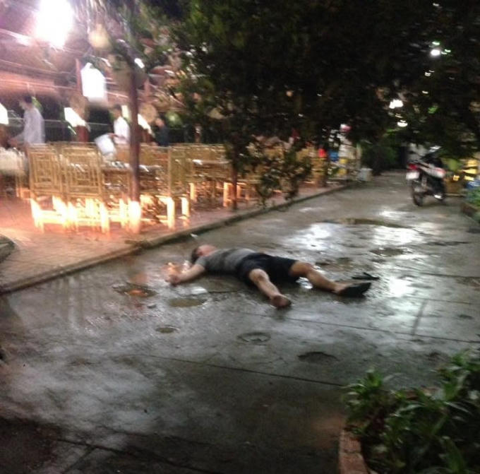 Người đ&agrave;n &ocirc;ng nằm bất tỉnh sau khi lĩnh đủ trận đ&ograve;n.