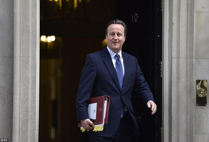 Kết thúc cuộc họp cuối cùng, ông Cameron rời dinh thủ tướng tới Cung điện Buckingham để nộp đơn từ chức cho Nữ hoàng Anh (Ảnh: PA)