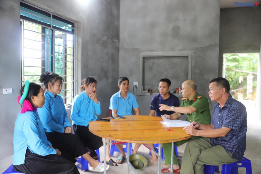 Ông Lỵ phối hợp cùng với lực lượng Công an xã tuyên truyền đường lối, chính sách của Đảng, pháp luật của Nhà nước đến với người dân.