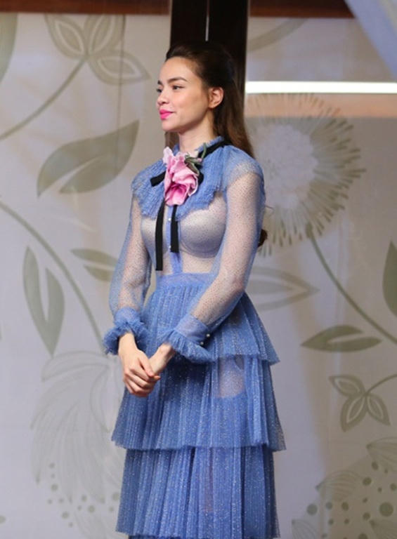 Chiếc váy màu xanh mang hương vị "cổ điển" khiến Hồ Ngọc Hà trông "sến lạ". Rất hiếm khi Hà Hồ mặc xấu, nhưng một khi cô đã "ra tay" thì kiểu gì cũng phải khiến người khác "giật mình".