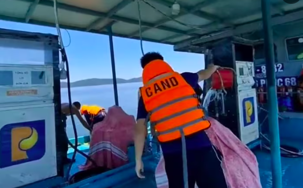 Lực lượng chức năng tiếp tục làm mát khu vực bị cháy sau khi dập tắt lửa.
