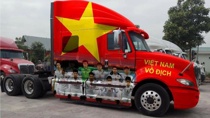 dua-nhau-trang-tri-o-to-co-vu-u23-viet-nam-14