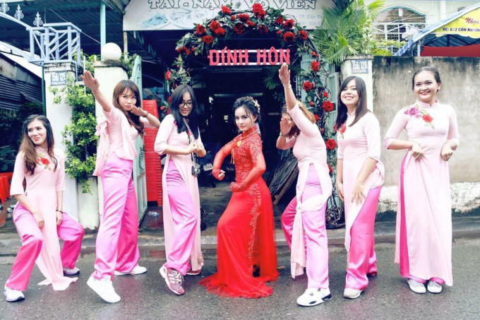  Tạo dáng với tư thế như lực sĩ.