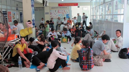 Người bệnh nằm ghép giường, người thân vạ vật trong bệnh viện là hình ảnh không phải hiếm. (ảnh NLĐ)