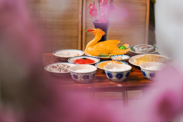 Gà luộc là món không thể thiếu dùng để cúng vào giao thừa.