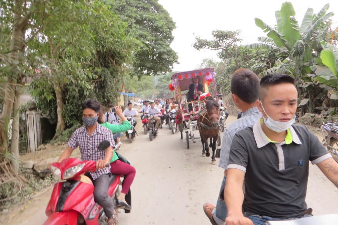 Nhiều người tranh thủ ghi lại những hình ảnh đẹp (ảnh CTV).