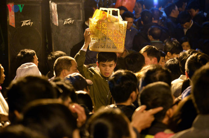 Lễ đội trên đầu vì không thể  cầm trên tay.