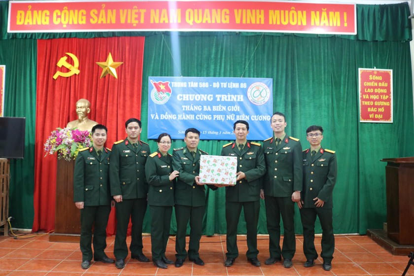 Đại diện Trung tâm 586 tặng quà Đồn Biên phòng Chiềng Tương (BĐBP tỉnh Sơn La)