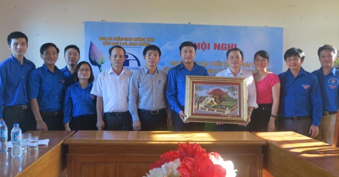 Đoàn thanh niên Bộ Tư pháp tặng quà lưu niệm cho đại diện Sở Tư pháp Nghệ An.