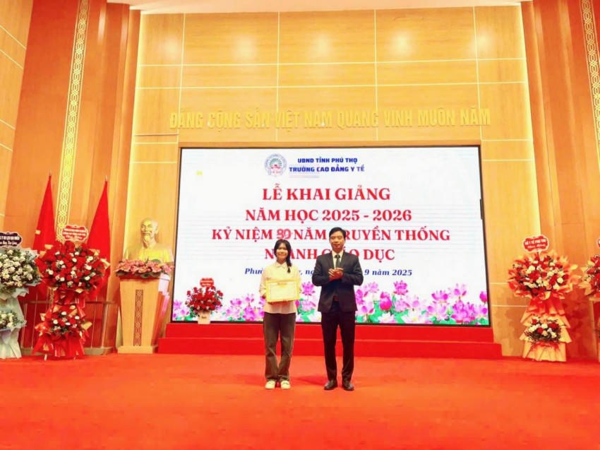 Lãnh đạo nhà trường tặng giấy khen cho sinh viên.