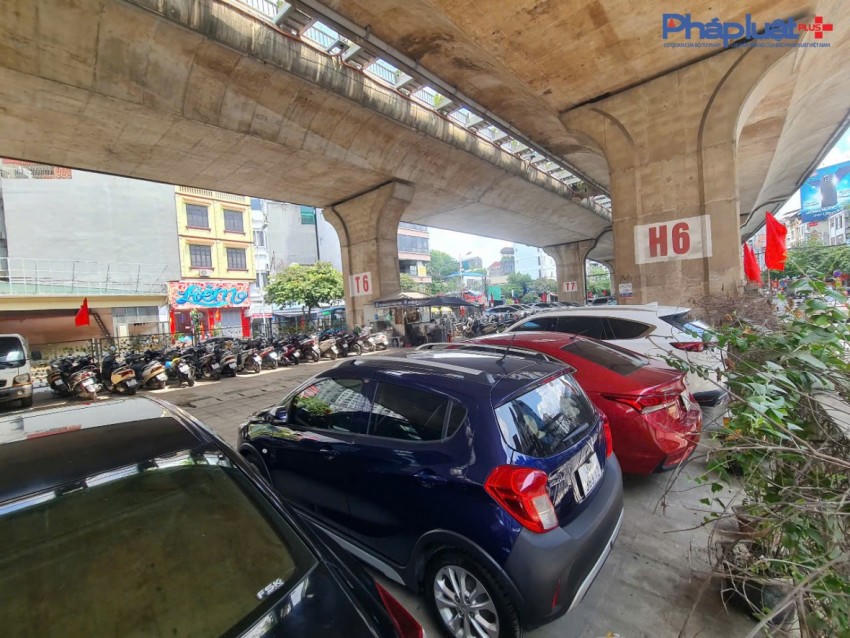 Cận cảnh những điểm trông giữ xe núp dưới chân cầu vượt tiềm ẩn nguy cơ bất an giữa lòng Hà nội