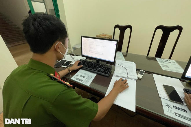 Trung bình mỗi ca làm việc, một cán bộ chiến sĩ tại đây sẽ xử lý khoảng 100 bộ hồ sơ.