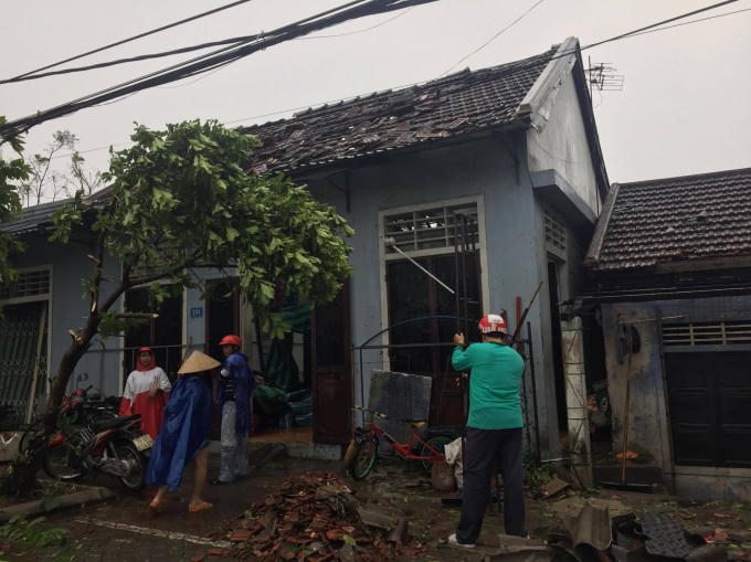 H&agrave;ng trăm nh&agrave; d&acirc;n bị lốc xo&aacute;y &ldquo;t&agrave;n ph&aacute;&rdquo; trong đ&ecirc;m