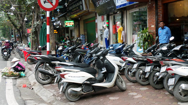 Vỉa hè phố Tô Hiến Thành.