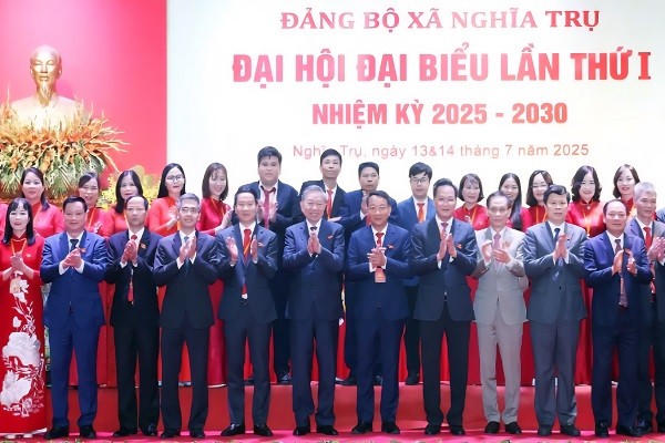 Tổng Bí thư Tô Lâm chụp ảnh lưu niệm với Ban Chấp hành Đảng bộ xã Nghĩa Trụ nhiệm kỳ 2025 -2030.