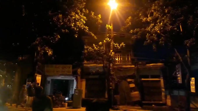 Nhiều ngôi nhà ban đầu có hiện tượng sạt lở móng và có xu hướng ngả về phía sau.