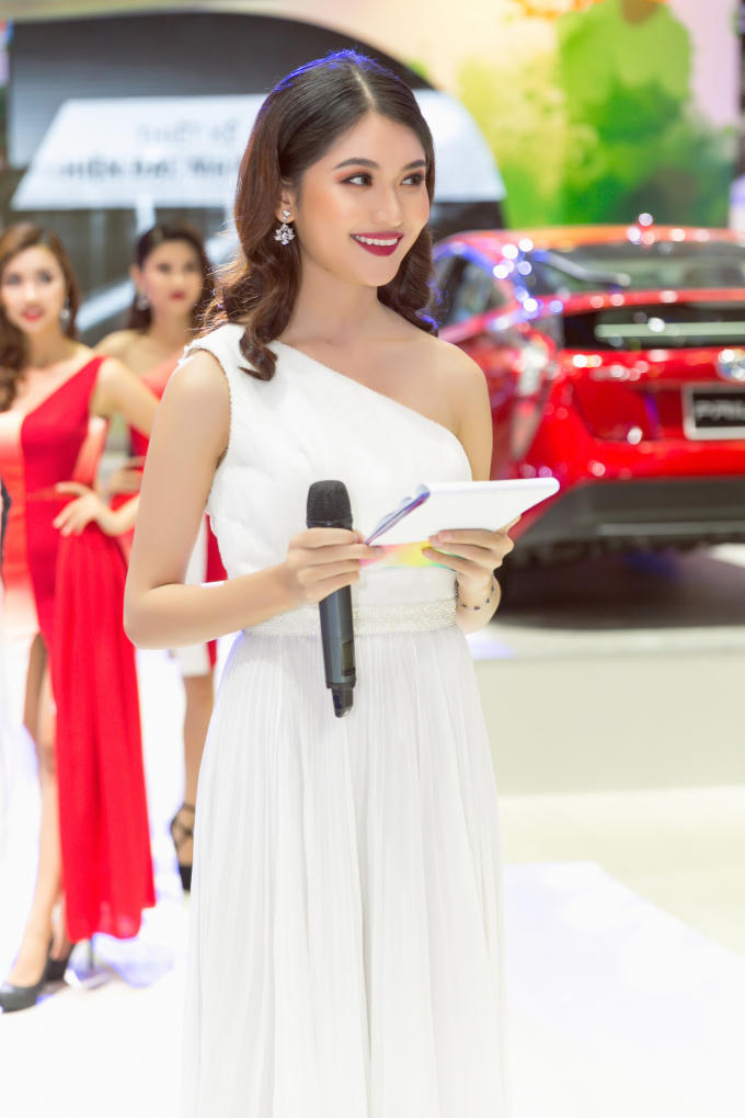 Á hậu Thuỳ Dung tiếp tục lấn sân vai trò MC song ngữ