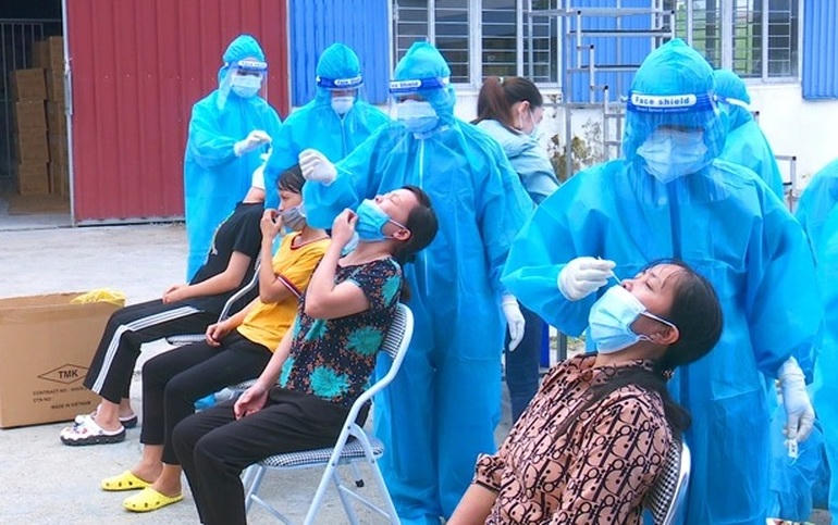 Lấy mẫu xét nghiệm Covid-19 cho người dân ở tỉnh Phú Thọ (Ảnh: Hồng Vân).