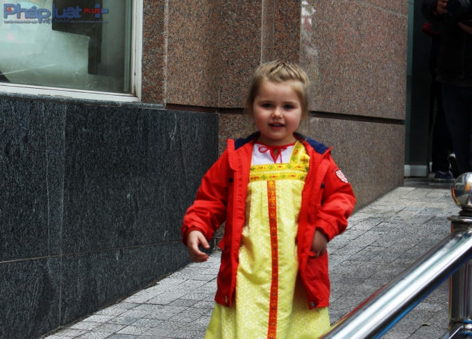 Cô bé Nga "chính hiệu". (Ảnh: Đức Biên)