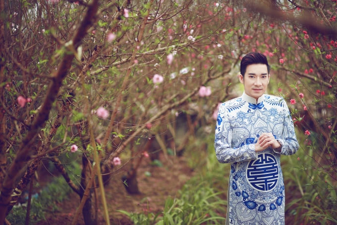 Quang Hà mặc áo dài truyền thống tận hưởng không khí mùa Xuân Hà Nội
