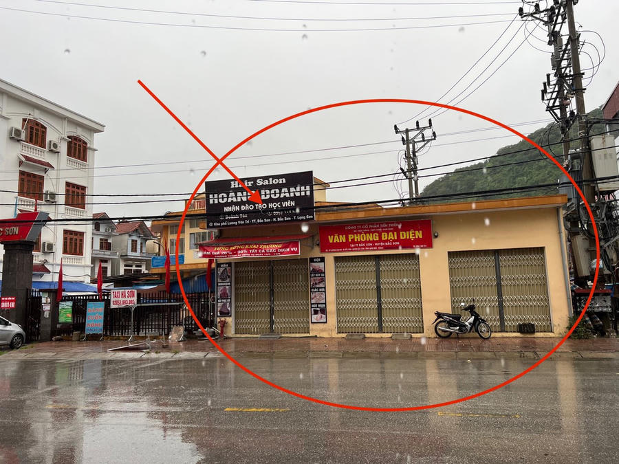 Ba ki ốt trong ô khoanh màu vàng bị phản ánh xây dựng có dấu hiệu sai thiết kế, sai so với giấy phép xây dựng được cấp.