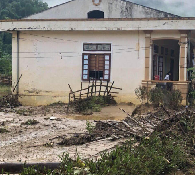 Cảnh tượng tan hoang khi cơn lũ đi qua.