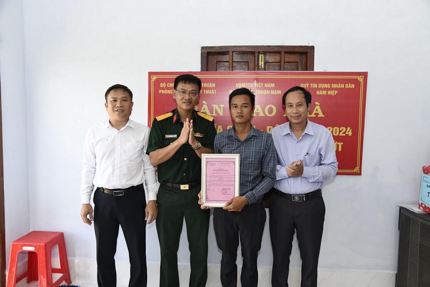 Bàn giao nhà “Tình nghĩa Quân – Dân” cho gia đình bà Nguyễn Thị Rớt.