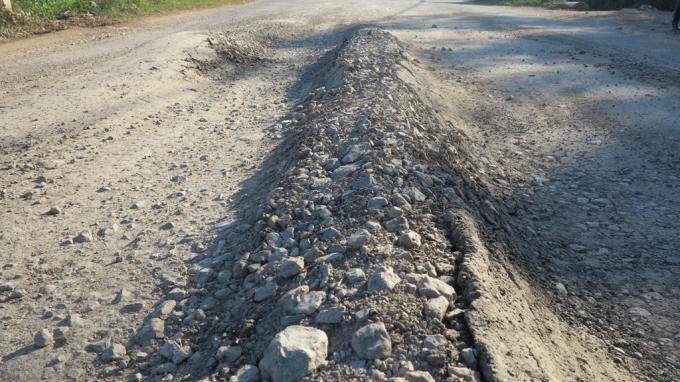 Mặc dù mới được bàn giao nhưng tuyến đường với tổng số vốn đầu tư 57 tỷ đồng đã xuống cấp nghiêm trọng.