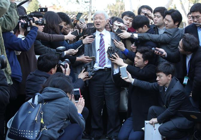 Ông Seo Seok-gu, một luật sư của bà Park, trả lời báo chí sau quyết định của tòa. (Ảnh: Reuters)