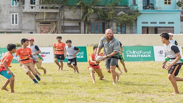 Ron Rutland chơi hóng với các em nhỏ.