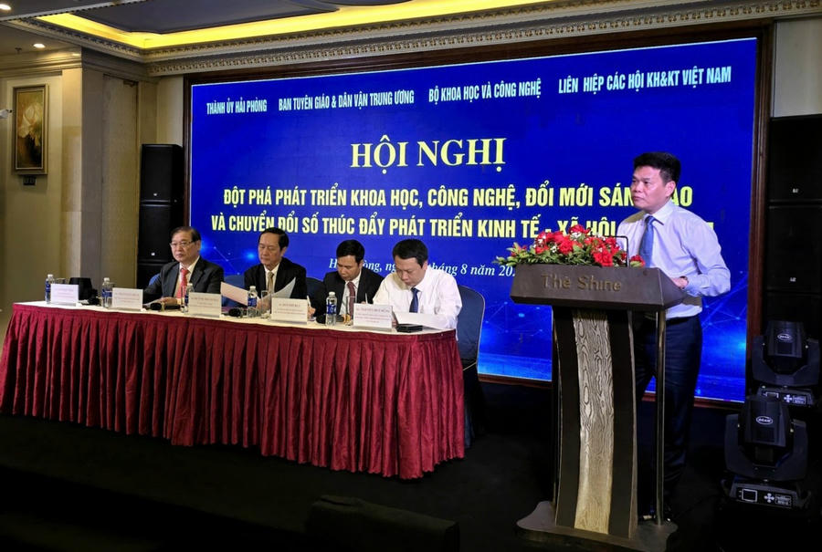 Ông Lê Ngọc Châu, Chủ tịch UBND TP. Hải Phòng phát biểu tại Hội nghị. (Ảnh: VGP/TG)