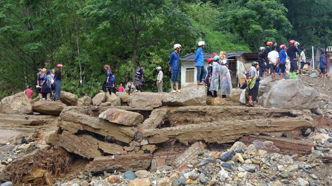 Hàng chục ngôi nhà bị lũ cuốn trôi, trơ trọi phần móng.