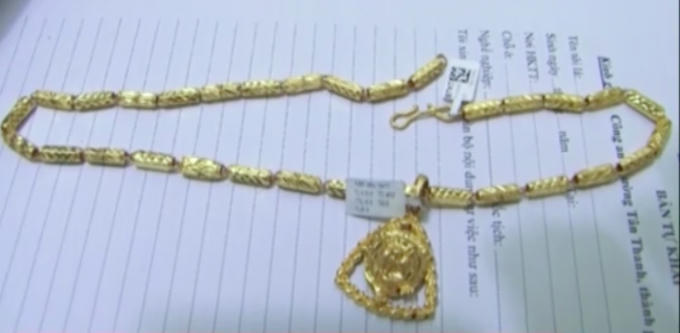 Tang vật thu được là dây chuyền vàng có trọng lượng khoảng 14,5 chỉ.