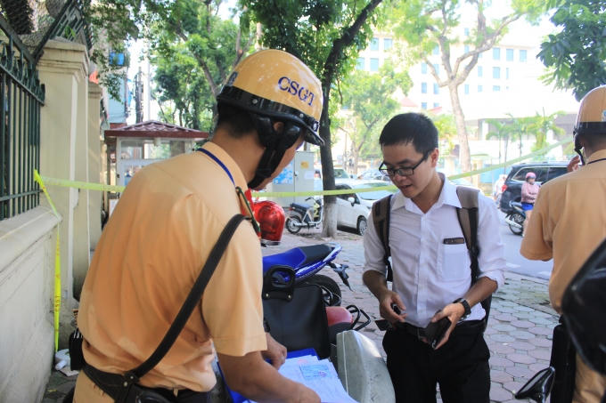 Nhiều người vi phạm còn hơi bỡ ngỡ với một số quy định mới. Tuy nhiên, các chiến sỹ CSGT giải thích để họ hiểu hơn về nghị định 46.