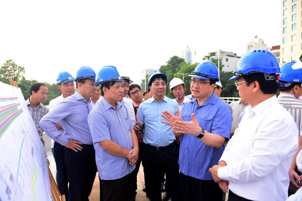 Bí thư Thành ủy Hoàng Trung Hải nhắc nhở chủ đầu tư và các đơn vị thi công dự án.