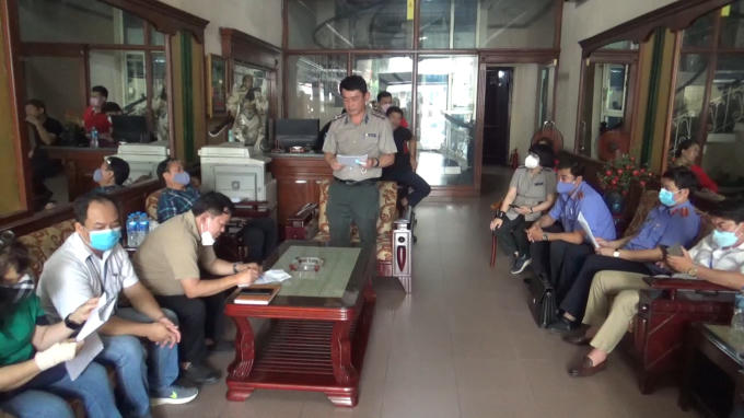 Toàn cảnh buổi cưỡng chế đối với vợ chồng ông Thế, bà Kim Anh.