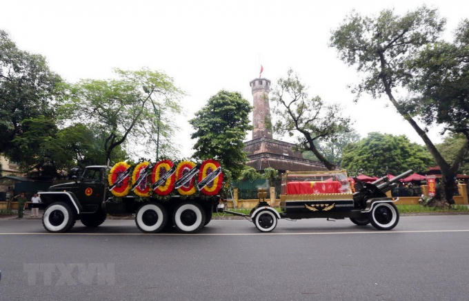 Đoàn linh xa Chủ tịch nước Trần Đại Quang đi qua đường Điện Biên Phủ. Ảnh: TTXVN